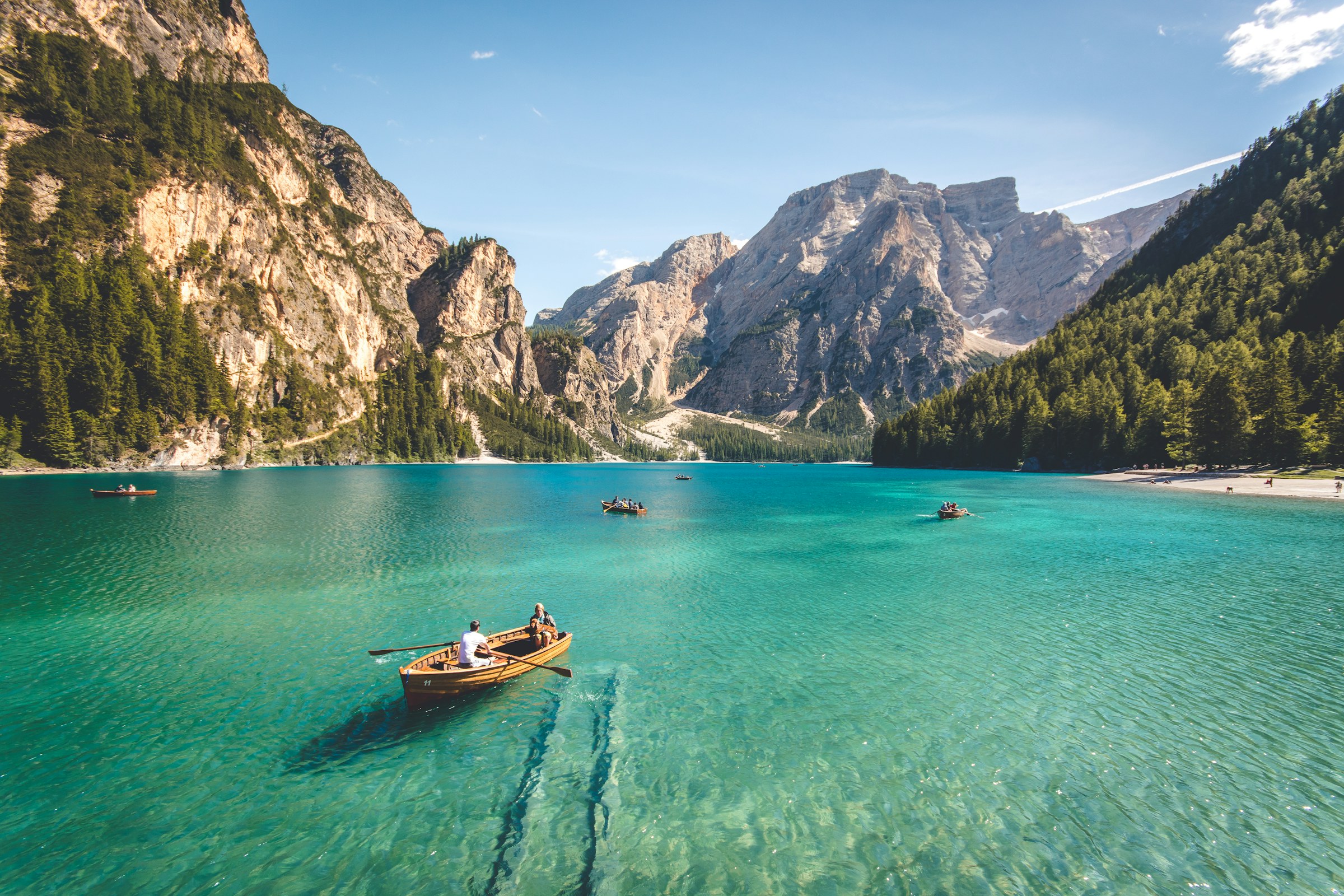 Barques sur un lac de montagne — le voyage est déjà en marche